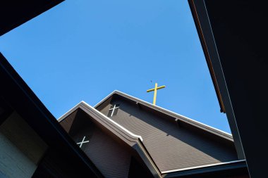 Mavi gökyüzü olan kilise kulesi