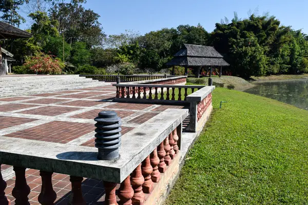 Dış mimari ve tuğla bina tasarımı