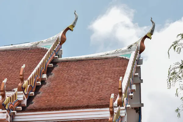 Tayland Tapınağının Mavi Gök 'e Karşı Çatı, Tayland' daki tapınağın çatısı.