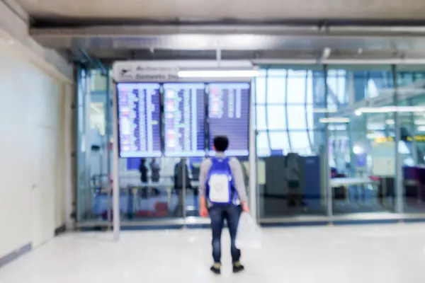 Havaalanındaki insanların soyut ve bulanık arkaplanı