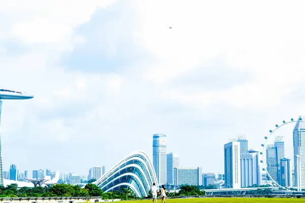 ŞARKI - 16 Temmuz 2018: Marina barajı ve Marina körfezi kumları Singapur 'da Sabah Saati, Singapur' da Yürüyen Çift.
