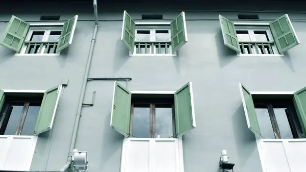 Yeşil Panjurlu ve Pencereli Bina Cephesi