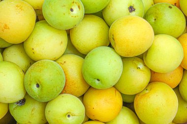 Yakın plan taze sarı erikler, açık yeşil erikler.