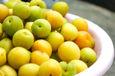 Yakın plan taze sarı erikler, açık yeşil erikler.