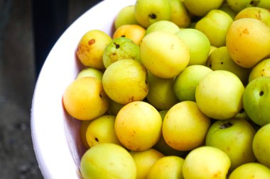 Yakın plan taze sarı erikler, açık yeşil erikler.