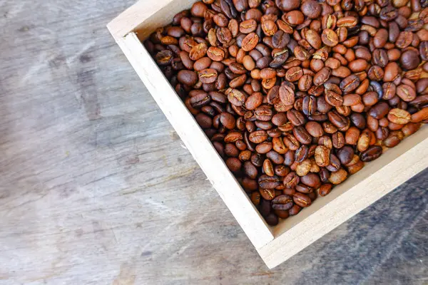 Ahşap kutuda kavrulmuş kahve çekirdeğinin yakın çekimi