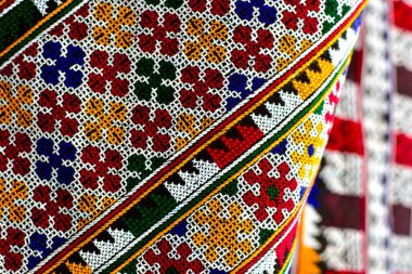 El işlemesi Yao Mien renkli desenli nakış, geleneksel kabile tekstili, karmaşık dikiş, arka plan, tasarım ve kültürel sanat projeleri için mükemmel..