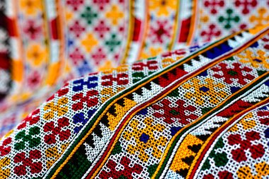 El işlemesi Yao Mien renkli desenli nakış, geleneksel kabile tekstili, karmaşık dikiş, arka plan, tasarım ve kültürel sanat projeleri için mükemmel..