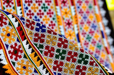 El işlemesi Yao Mien renkli desenli nakış, geleneksel kabile tekstili, karmaşık dikiş, arka plan, tasarım ve kültürel sanat projeleri için mükemmel..