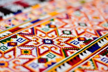 El işlemesi Yao Mien renkli desenli nakış, geleneksel kabile tekstili, karmaşık dikiş, arka plan, tasarım ve kültürel sanat projeleri için mükemmel..