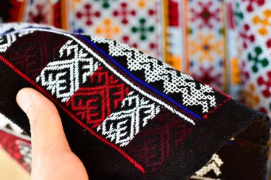 El işlemesi Yao Mien renkli desenli nakış, geleneksel kabile tekstili, karmaşık dikiş, arka plan, tasarım ve kültürel sanat projeleri için mükemmel..