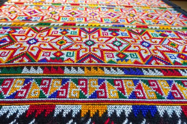 El işlemesi Yao Mien renkli desenli nakış, geleneksel kabile tekstili, karmaşık dikiş, arka plan, tasarım ve kültürel sanat projeleri için mükemmel..
