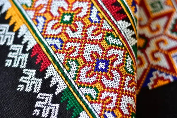 El işlemesi Yao Mien renkli desenli nakış, geleneksel kabile tekstili, karmaşık dikiş, arka plan, tasarım ve kültürel sanat projeleri için mükemmel..