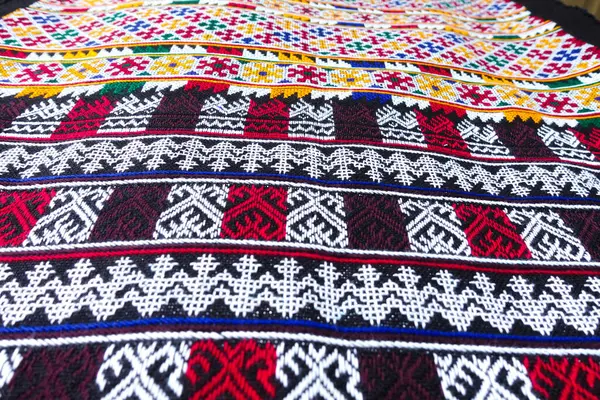 El işlemesi Yao Mien renkli desenli nakış, geleneksel kabile tekstili, karmaşık dikiş, arka plan, tasarım ve kültürel sanat projeleri için mükemmel..