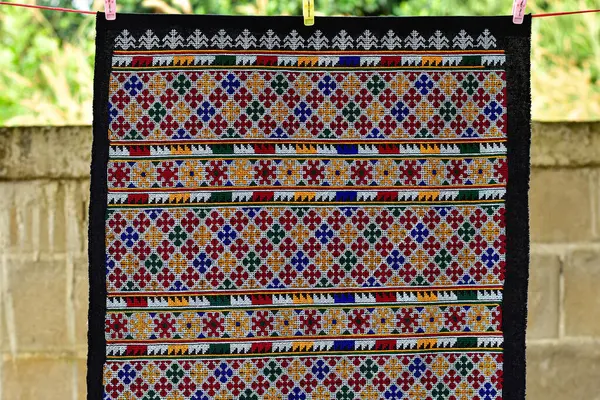 El işlemesi Yao Mien renkli desenli nakış, geleneksel kabile tekstili, karmaşık dikiş, arka plan, tasarım ve kültürel sanat projeleri için mükemmel..