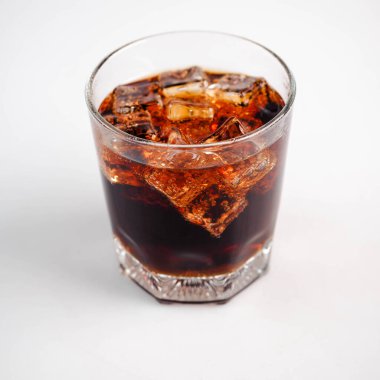 Beyaz arkaplan üzerinde buz küplü kola, Kola İçeceği tazeleniyor.