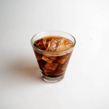 Beyaz arkaplan üzerinde buz küplü kola, Kola İçeceği tazeleniyor.