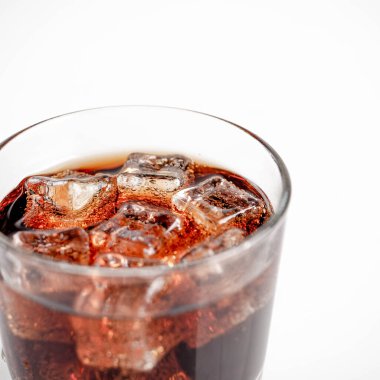 Beyaz arkaplan üzerinde buz küplü kola, Kola İçeceği tazeleniyor.