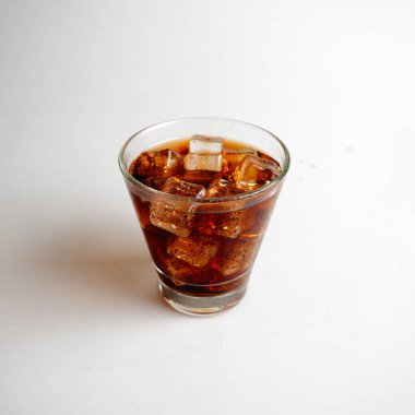 Beyaz arkaplan üzerinde buz küplü kola, Kola İçeceği tazeleniyor.