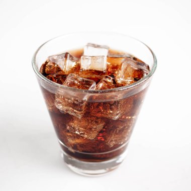 Beyaz arkaplan üzerinde buz küplü kola, Kola İçeceği tazeleniyor.