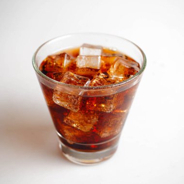 Beyaz arkaplan üzerinde buz küplü kola, Kola İçeceği tazeleniyor.