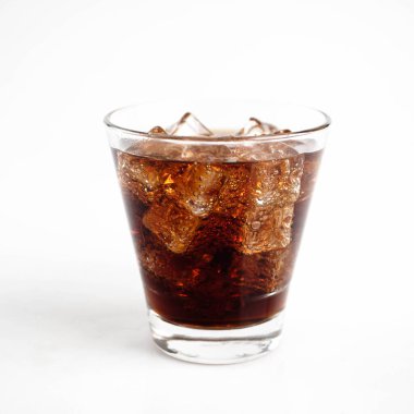 Beyaz arkaplan üzerinde buz küplü kola, Kola İçeceği tazeleniyor.