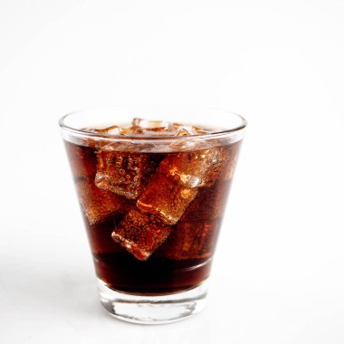 Beyaz arkaplan üzerinde buz küplü kola, Kola İçeceği tazeleniyor.