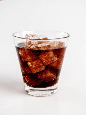 Beyaz arkaplan üzerinde buz küplü kola, Kola İçeceği tazeleniyor.