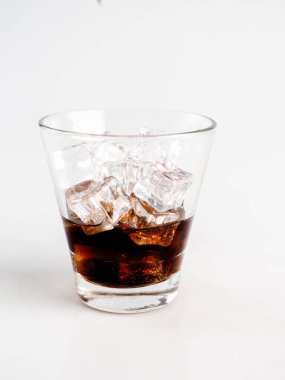 Beyaz arkaplan üzerinde buz küplü kola, Kola İçeceği tazeleniyor.