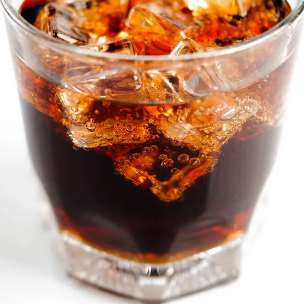 Beyaz arkaplan üzerinde buz küplü kola, Kola İçeceği tazeleniyor.