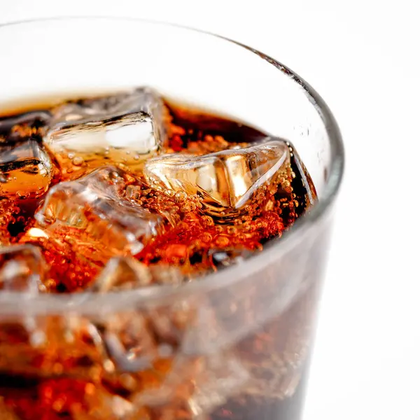 Beyaz arkaplan üzerinde buz küplü kola, Kola İçeceği tazeleniyor.