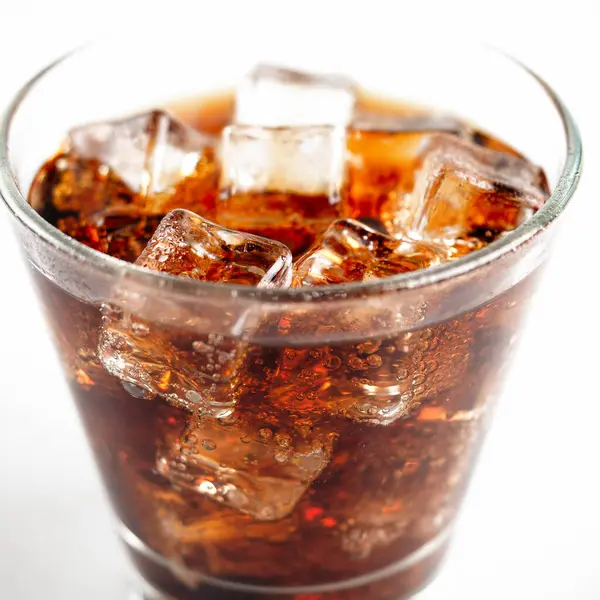 Beyaz arkaplan üzerinde buz küplü kola, Kola İçeceği tazeleniyor.