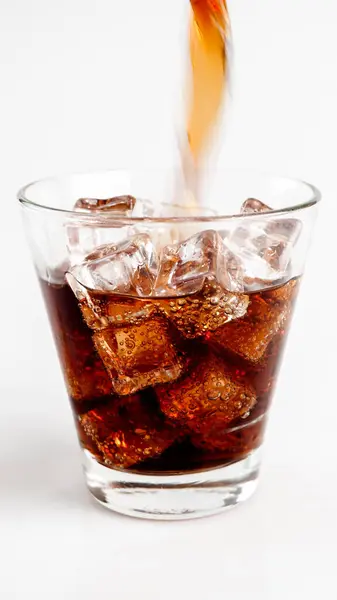 Beyaz Arkaplanda Buzlu Kola Dökülüyor.