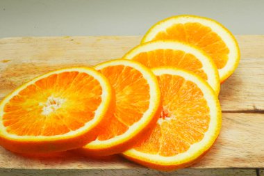 ahşap kesme tahtası üzerinde taze portakal dilimleri