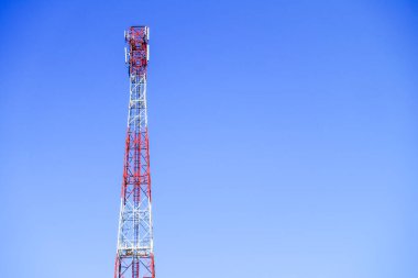 Baz istasyonu, kırmızı ve beyaz sinyal kule telefon. Kırmızı ve beyaz iletişim kulesi ile güzel berrak gökyüzü.