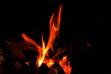 Koyu arkaplanda şenlik ateşi.