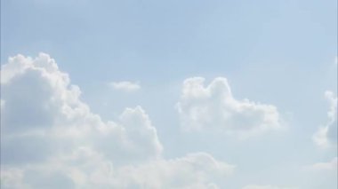 Soyut arkaplan için yumuşak beyaz bulutlu güzel mavi gökyüzü