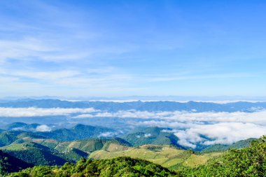 Mavi Gökyüzü ve Misty Hills Katmanları ile Manzaralı Dağ Manzarası