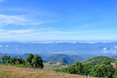 Mavi Gökyüzü ve Misty Hills Katmanları ile Manzaralı Dağ Manzarası