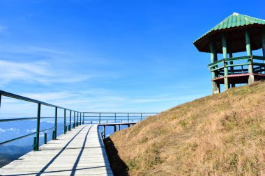 Mae Hong Son, Tayland 'da Walkway ve Blue Sky ile Manzaralı Dağ Görüşü
