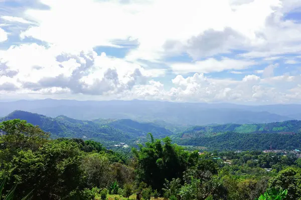 Mavi Gökyüzü ve Misty Hills Katmanları ile Manzaralı Dağ Manzarası