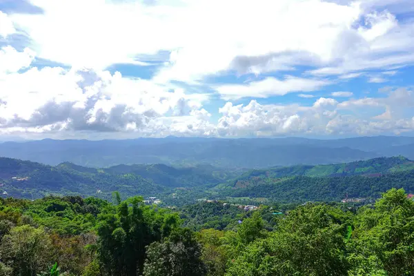 Mavi Gökyüzü ve Misty Hills Katmanları ile Manzaralı Dağ Manzarası