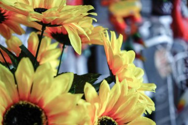                Dekorasyon ve iç tasarım için renkli yapay çiçek buketi                