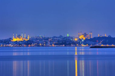 İstanbul, hindi. Sultanahmet 'te güzel bir akşam. Deniz manzarası.