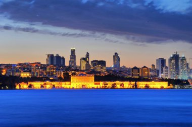 Dolmabahçe sarayının mavi gecesinde