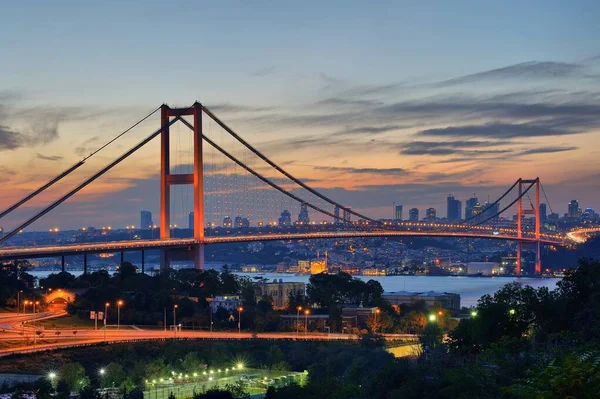 Akşamları Bosphorus Köprüsü Inanılmaz Gökyüzü Manzaralı — Stok fotoğraf