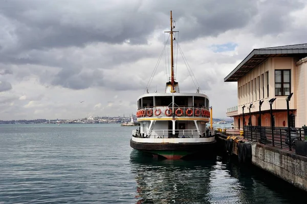 Vapor Clásico Istanbul Puerto Kadikoy — Foto de Stock