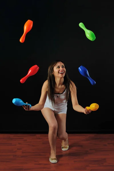 Een Mooi Meisje Speelt Kleurrijke Bowling Labuts — Stockfoto