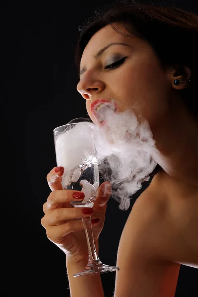 Beautiful Girl Holds Glass Smoke Flowing Her Mouth — стоковое фото