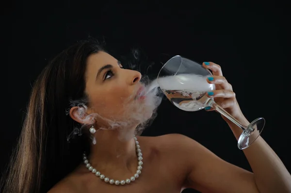 Beautiful Girl Holds Glass Smoke Flowing Her Mouth — стоковое фото